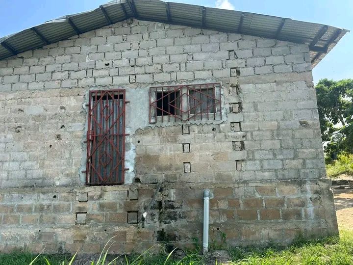 TERRAIN A VENDRE AVEC UNE MAISON EN CONSTRUCTION