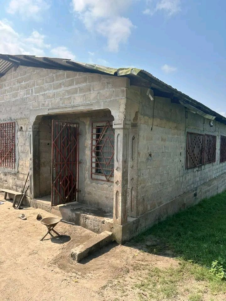 TERRAIN A VENDRE AVEC UNE MAISON EN CONSTRUCTION - Image 3