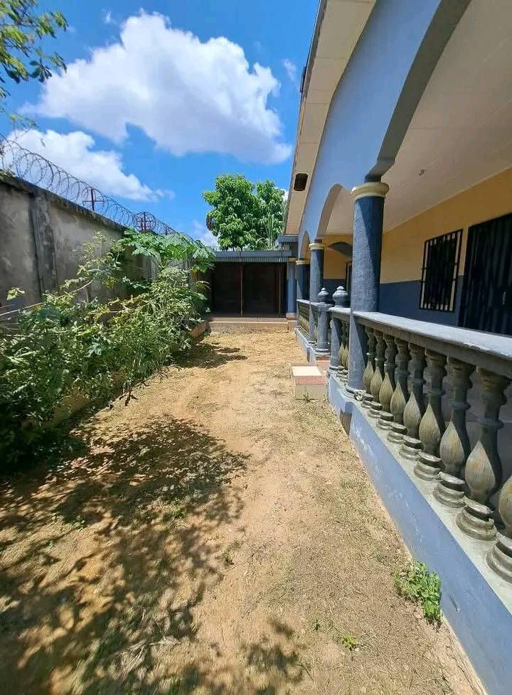 Parcelle  à Vendre avec 2 appartements - Image 2